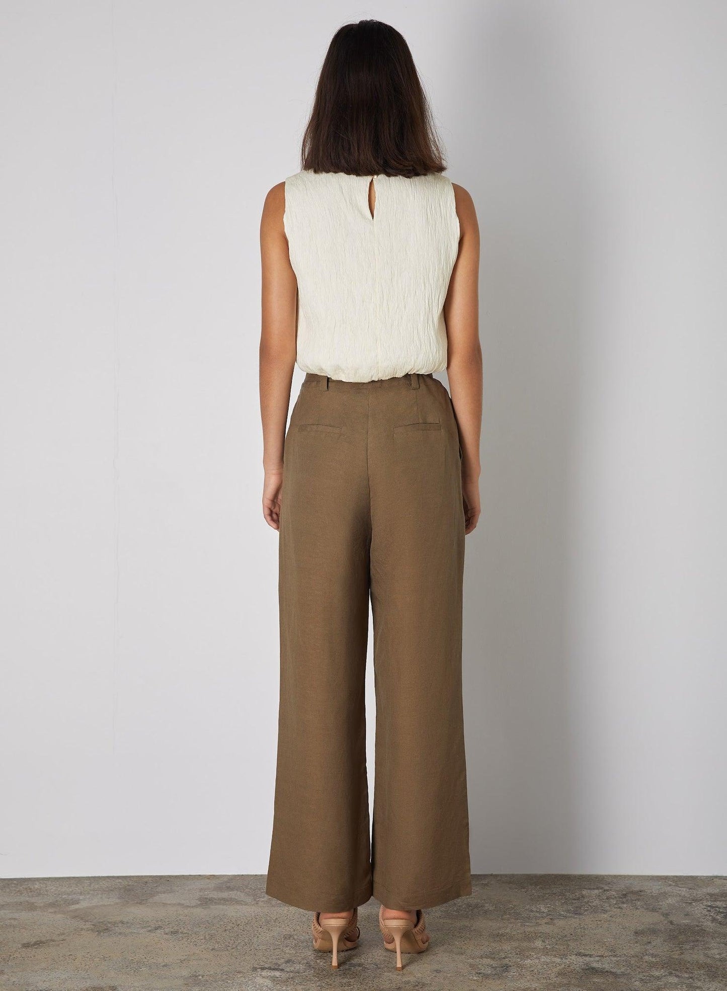 Vesper Pant - Olive by Esmaee - in XS | SWAACE